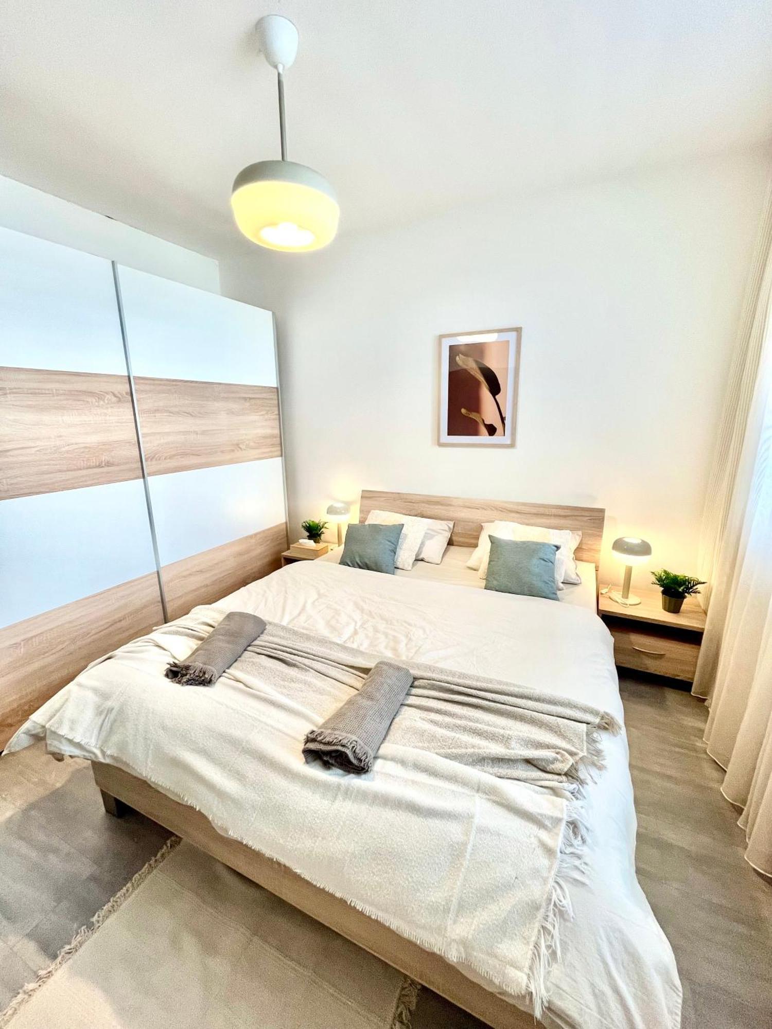 The Elite Suite Downtown 2- Bedroom Apt Ac & Garage Parking 브라티슬라바 외부 사진