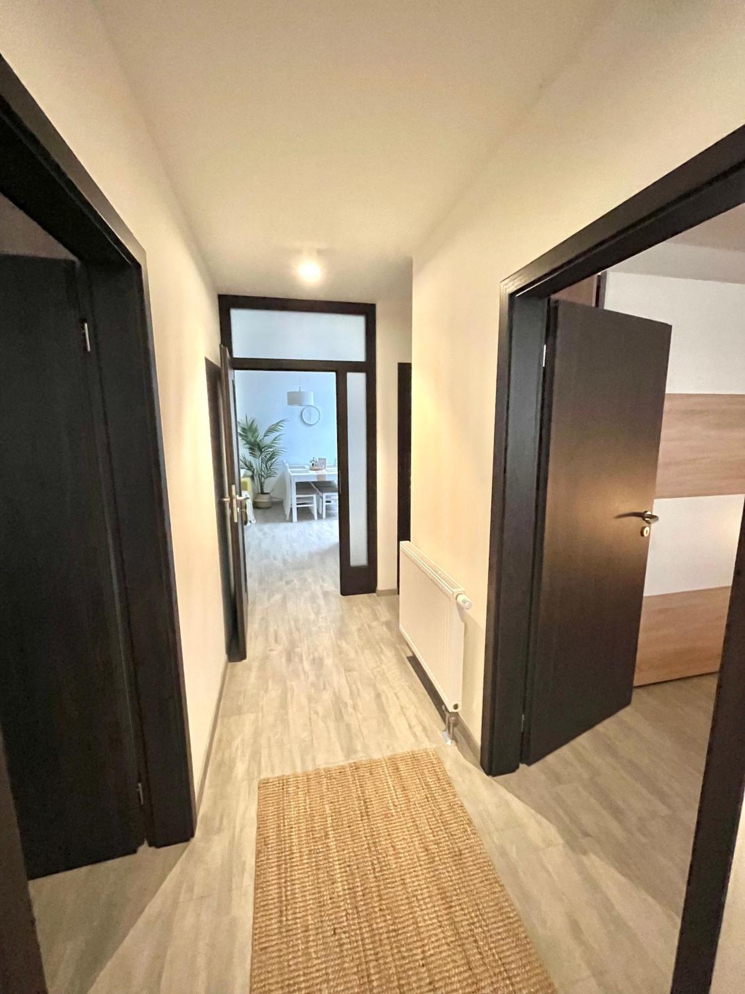 The Elite Suite Downtown 2- Bedroom Apt Ac & Garage Parking 브라티슬라바 외부 사진