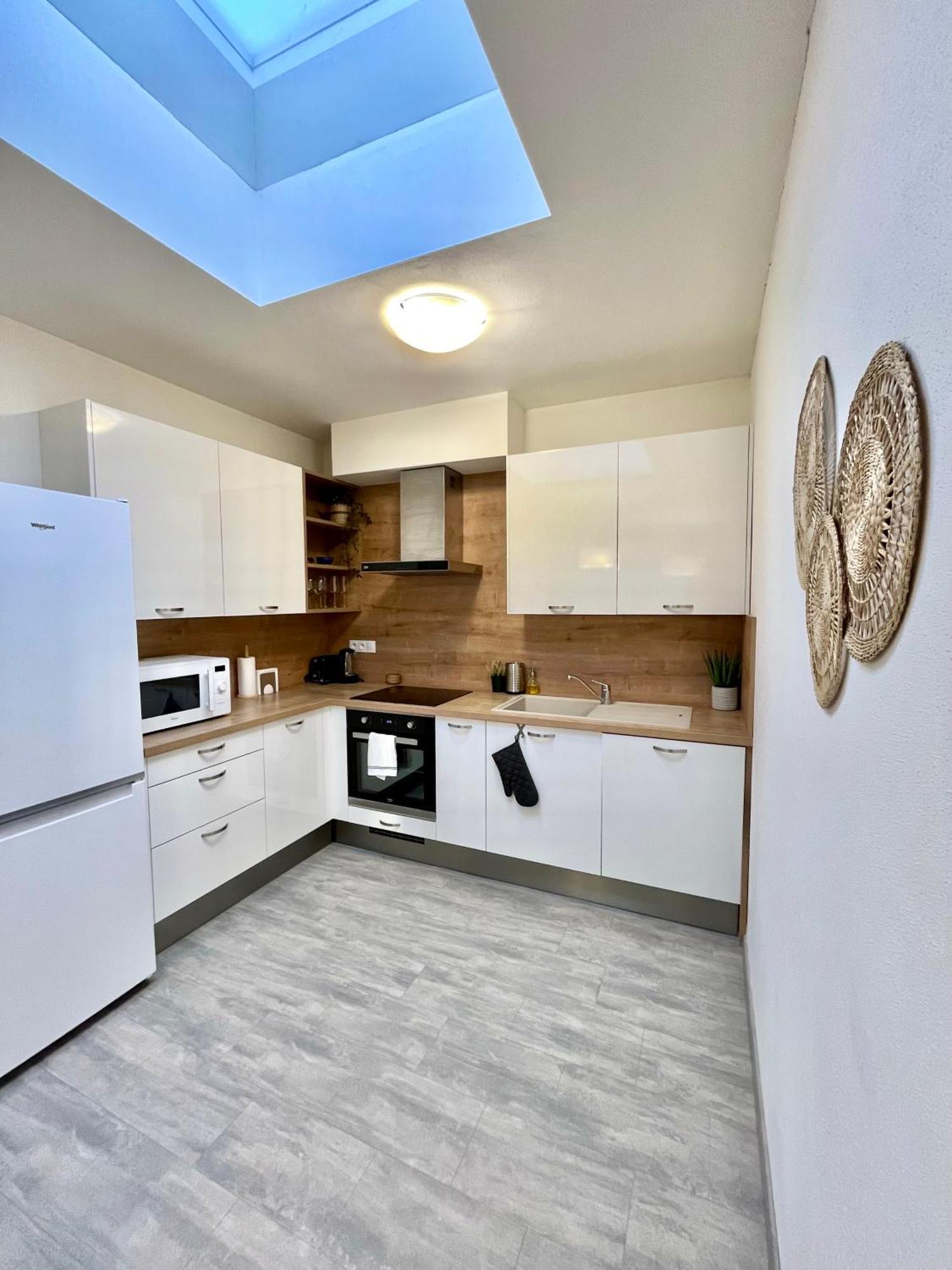 The Elite Suite Downtown 2- Bedroom Apt Ac & Garage Parking 브라티슬라바 외부 사진