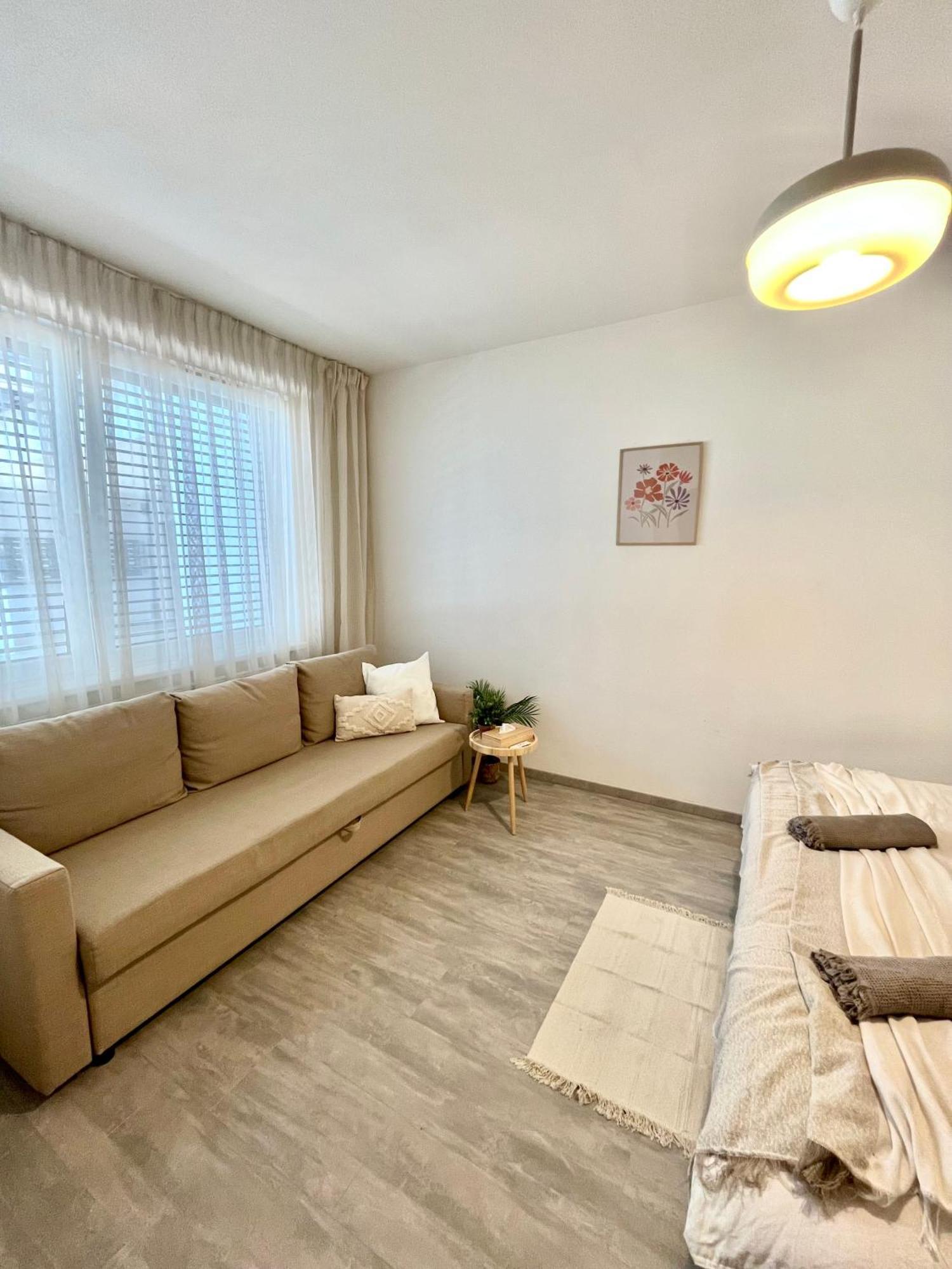 The Elite Suite Downtown 2- Bedroom Apt Ac & Garage Parking 브라티슬라바 외부 사진