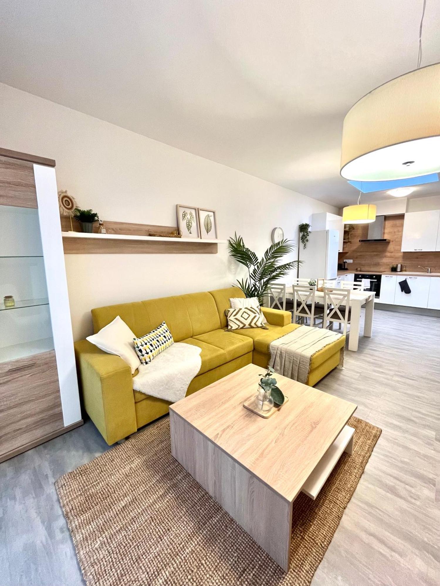 The Elite Suite Downtown 2- Bedroom Apt Ac & Garage Parking 브라티슬라바 외부 사진