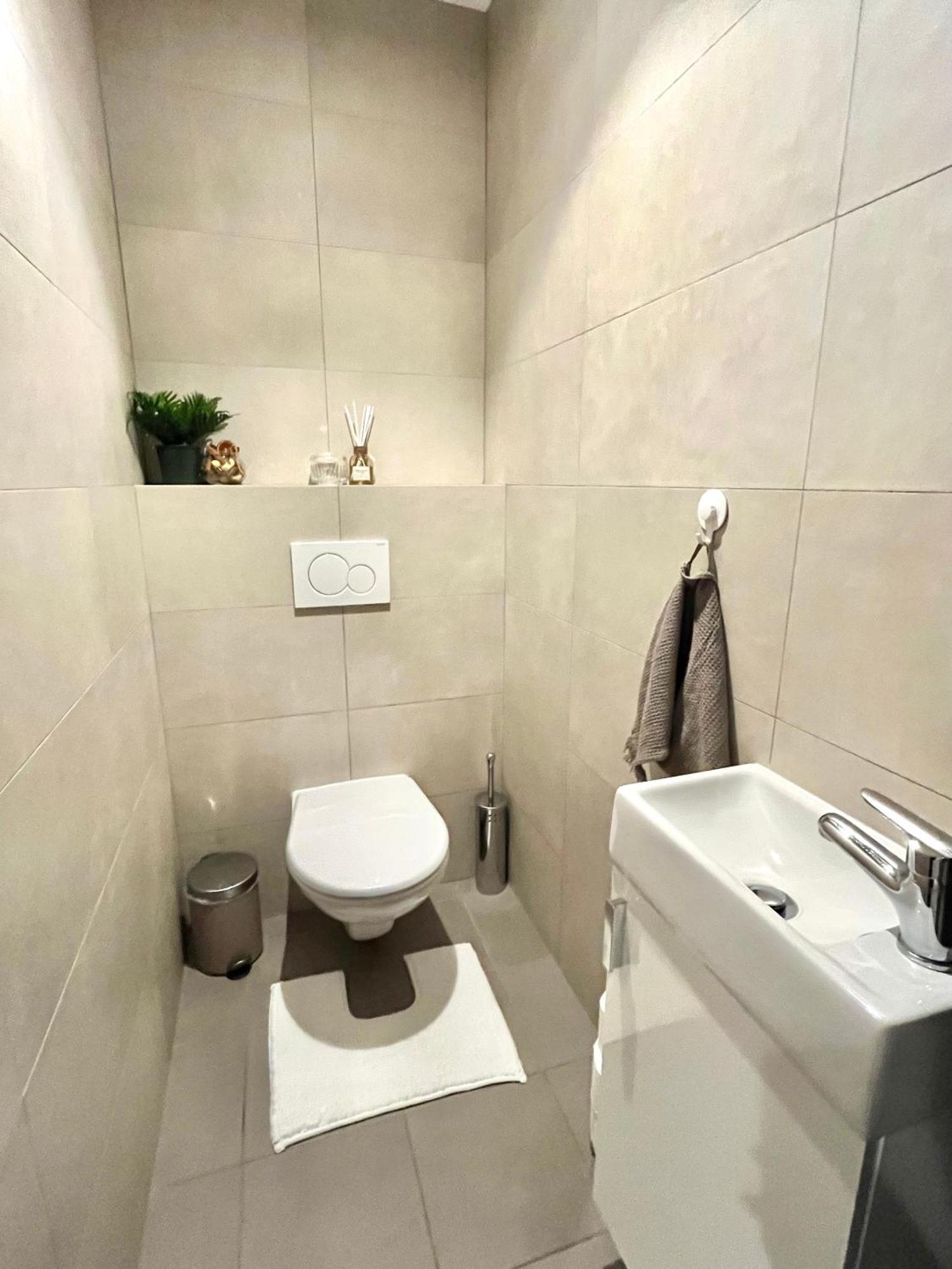 The Elite Suite Downtown 2- Bedroom Apt Ac & Garage Parking 브라티슬라바 외부 사진