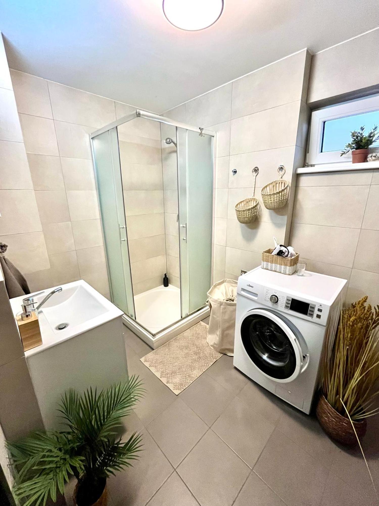 The Elite Suite Downtown 2- Bedroom Apt Ac & Garage Parking 브라티슬라바 외부 사진