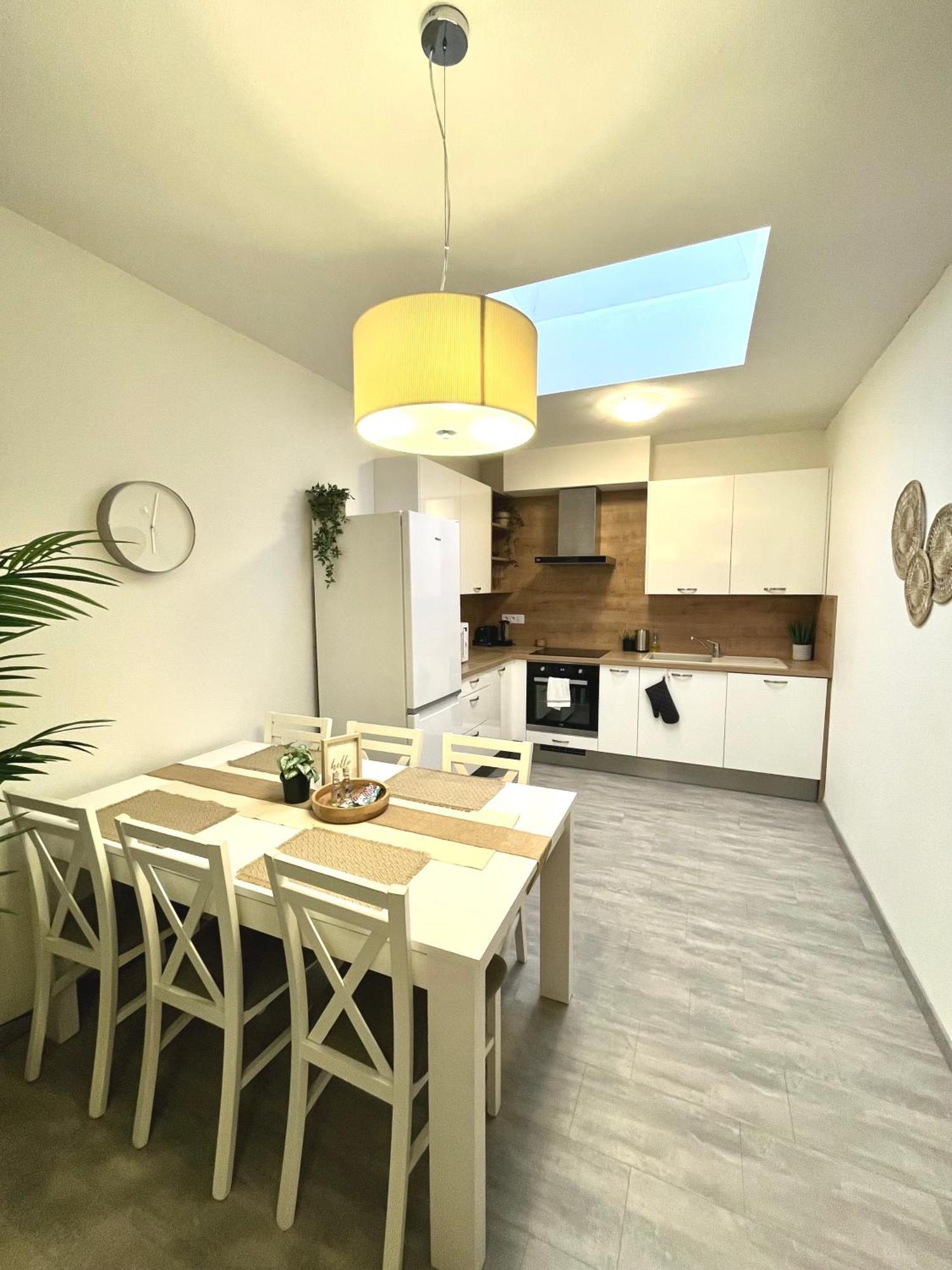 The Elite Suite Downtown 2- Bedroom Apt Ac & Garage Parking 브라티슬라바 외부 사진