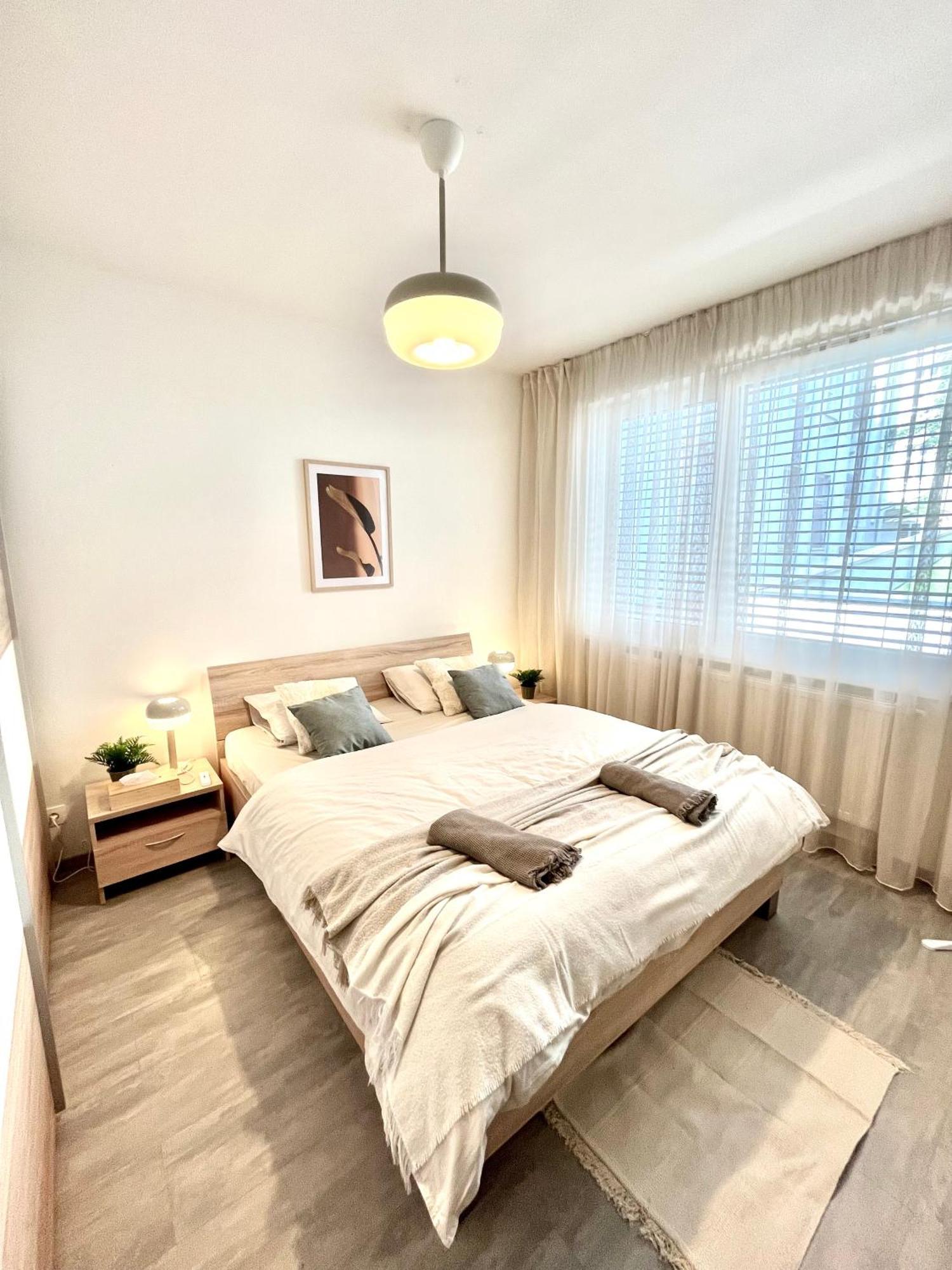 The Elite Suite Downtown 2- Bedroom Apt Ac & Garage Parking 브라티슬라바 외부 사진